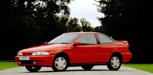 Докато купето на Hyundai, което излиза на пазара през 2002 г., отчита прилични продажби, предшественикът на неговия предшественик не се радва на подобна съдба. Колкото и скучно да изглежда, напълно невълнуващото S- Coup&eacute; е антитезата на това, което трябва да бъде кола със спортни претенции &ndash; дори при наличието на двигател с турбокомпресор със 114 к.с.